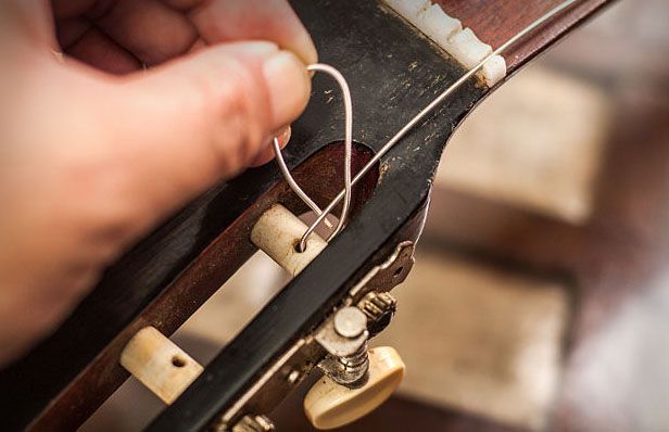 Как закрепить струны для классической гитары на колках?