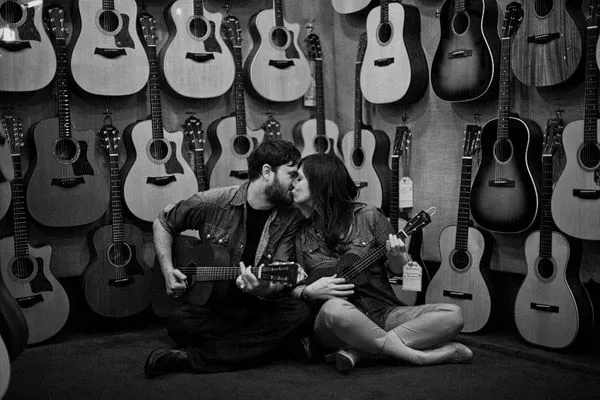 Купить гитару, синтезатор, ударную установу, тарелки в Минске. Широкиый выбор музыкальных инструментов и аксессуаров для них!