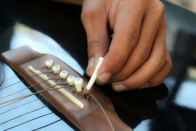 Как снять струны с акустической гитары